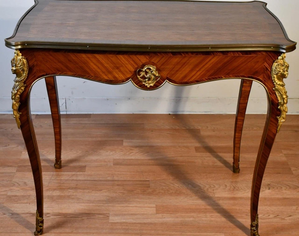 Escritorio antiguo francés Luis XV de 1900 con incrustaciones de marquetería de madera satinada de nogal Foto 1 de 4