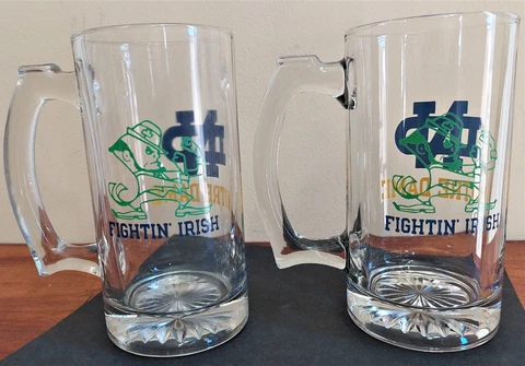 2 Vtg 1980s? Notre Dame Fighting Irish Leprechaun glass mugs with handle, nice Cover