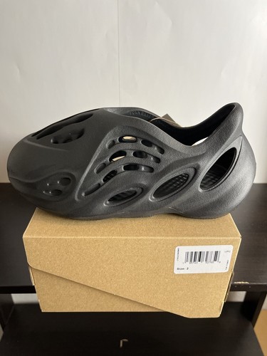 DS Kids Taglia 2Y Yeezy Foam Rnnr Onice HP5347 Vestibilità a Mezza Taglia Più Piccola