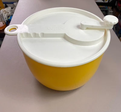 Diseño giratorio de ensalada vintage Copco #604: utensilios de cocina amarillos EE. UU. Foto 1 de 4