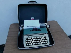 VINTAGE 70's SMITH CORONA CLASSIC 12 BLUE PORTABLE MANUAL TYPEWRITER IN CASE - Picture 1 of 16