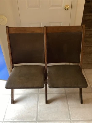 Antiguo banco de asientos de teatro de estadio con doble asiento de madera maciza y cuero 2 DISPONIBLE Foto 1 de 4