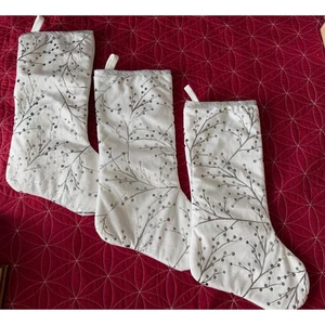 Juego de 3 Medias Blancas de Navidad Patrón de Rama de Bayas Plateadas Decoración de Vacaciones - Imagen 1 de 7