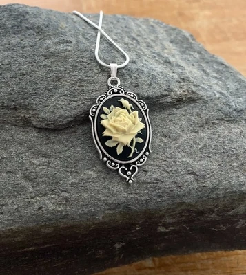 Collar camafeo rosa marfil/crema sobre negro, colgante vintage, cadena de plata de ley Foto 1 de 4