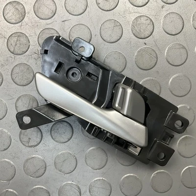 Manija interior de la puerta del lado derecho del pasajero Hyundai Sonata 2015-2017 OEM Foto 1 de 4
