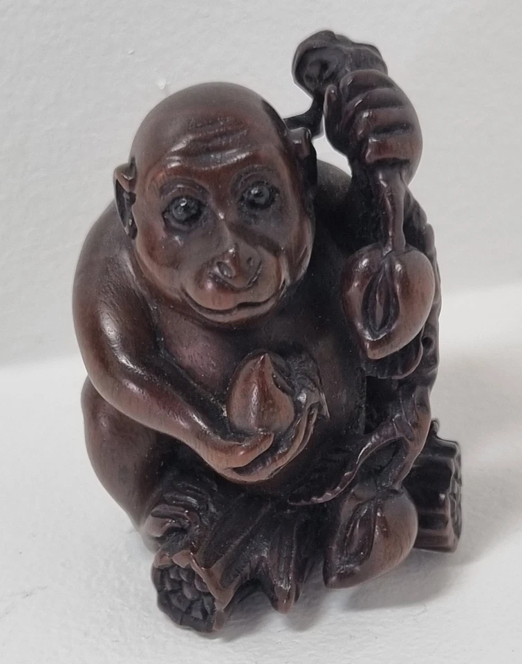 Netsuke ancien signé – singe aux pêches – bois  – Japon -Vers in 1880-1930. - Photo 1/4