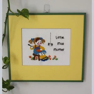 Vintage Kinder Ryhme Miss Muffet bestickter Rahmen Kunst/Kinderzimmer Deko/Kinder - Bild 1 von 10