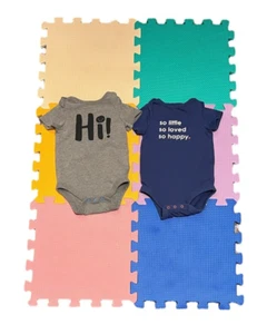 Cat & Jack 3-6M 2 hauts 1 bleu avec si petit si aimé si heureux, 1 gris avec bonjour - Photo 1/3