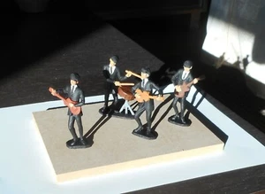 THE BEATLES PLASTIC FIGURES COMPLETE 4 PIECES JOHN, PAUL GEORGE AND RINGO - Picture 1 of 4