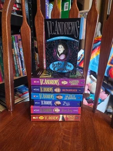 VC Andrews lot of 7 paperback books - Picture 1 of 2
