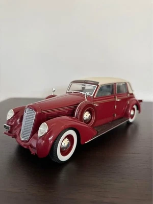 1937 LINCOLN TOURING CABRIOLET RED SIGNATURE 1:18 OPENING DOORS, HOOD & TRUNK. - Image 1 of 4
