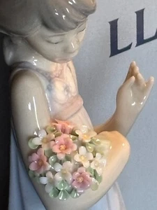 Lladro Figurine #5604 "Spring Token" 8.5"H Young Lady Holding Flowers 1989 - Picture 1 of 9