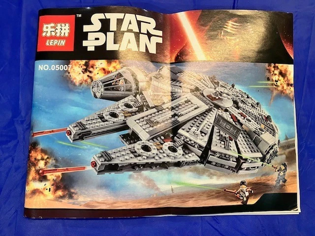 Millenium Falcon Building Bricks 1381 Pieces + Mini-figs - Image 1 of 4