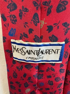 Corbata Yves Saint Laurent Cravetes Seda Cuello Roja con Mariposas y Ladybugs Foto 1 de 4