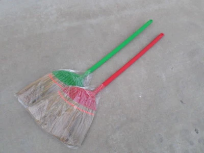 Vietnamese soft fan straw broom with plastic tube handle (chổi lúa) 41 inch - Image 1 of 4