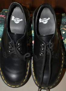 Botas negras con plataforma de cuero cuádruple Docs 1461 usadas en excelente estado talla 6 M talla 7 L - Imagen 1 de 11