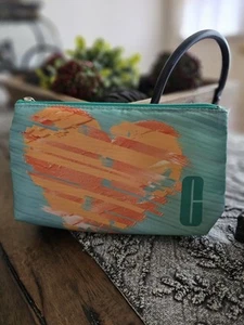 Bolsa de Maquillaje Clinique ¡Nueva! Bolsa pequeña con cremallera verde naranja patrón de corazón logotipo C - Imagen 1 de 4