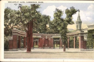 Cartolina MA Broadway Gate Harvard Cambridge Massachusetts confine bianco 1915-1930 - Foto 1 di 2