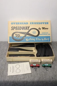 Marx Overhead Crossover Speedway con 2 coches de hojalata de cuerda completos en caja - Imagen 1 de 15