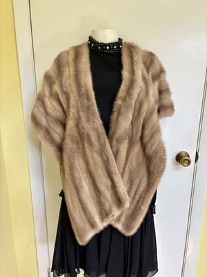 Envoltório de estola de vison bege vintage lindo - Imagem 1 de 4