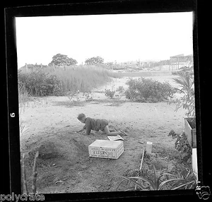 Portrait enfant jouant boîte lait Nestlé - Négatif photo ancien an 1950-60 - Picture 1 of 1