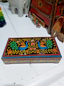INDIAN HAND PAINTED MANGO WOOD BOX IN A PEACOCK/FLORAL DESIGN - Picture 1 of 12