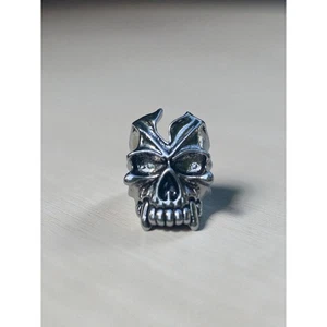 Calavera dividida plateada con colmillos talla 8 - Imagen 1 de 4