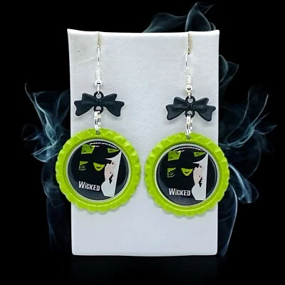 Pendientes con tapa de botella verde malvado inspirado con lazos negros Foto 1 de 4