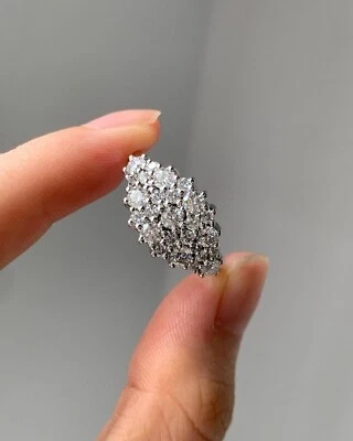 Anillo de compromiso redondo de diamantes naturales de 1,10 quilates anillo real con racimo de oro blanco de 14 quilates Foto 1 de 4