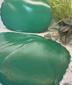 Set Of 8 Vintage Green Christmas Placemats Vinyl Scalloped Oval Holly - Picture 1 of 14