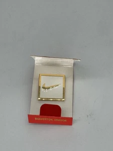Vintage Nike Beaverton Oregon goldfarbene Swoosh Anstecknadel im Original Matchbook - Bild 1 von 7
