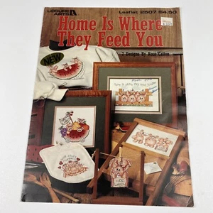 Vintage 1994 Leisure Arts Home Is Where They Feed You Schwein Kreuzstich Broschüre 2507 - Bild 1 von 11