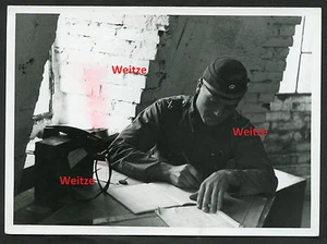 Original Pressefoto Finnischer Soldat in einer Unterkunft 2.Weltkrieg - Bild 1 von 2