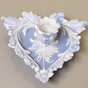 Blauer Wedgewood-ähnlicher Kegelkerzenhalter mit Griff Herzform mit Blatt/Blumen - Bild 1 von 8