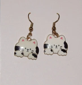 Weiße und schwarze Katze emailliert Anhänger Draht Ohrringe - Bild 1 von 2