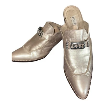 Mulas metálicas doradas suaves raras Donald Pliner vintage con hardware con logotipo LOVE 8 N Foto 1 de 4