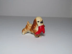 Bug House Cocker Spaniel mit rotem Schuh Stiefel Miniatur Figur - Bild 1 von 6