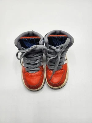 阿迪达斯男孩高帮运动鞋,尺寸 7 US / 23.5 EU 二手 — 第 1/4 张图片