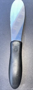 Pampered Chef Allzweckstreuer schwarzer Griff Wellenschliff - Bild 1 von 5