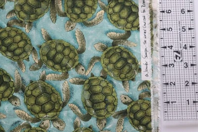 Tortugas marinas sobre tela de edredón de algodón verde J. Sampou 1 yarda - R. Kaufman RARO Foto 1 de 2