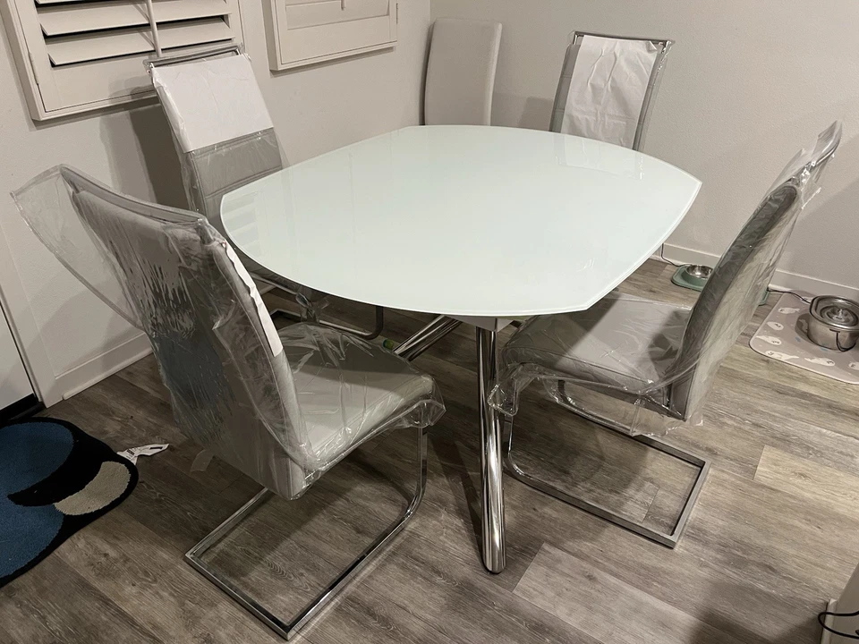 Кухонный стол с 4 стульями - Изображение 1 из 1