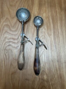 2 Vintage Gilchrist No. 31 Ice Cream Scoops - Picture 1 of 5