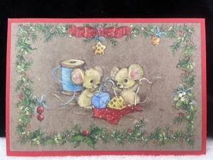2 Vintage Hallmark Maus Weihnachtskarten Nähen Geschenke mit Nadel und Faden - Bild 1 von 12