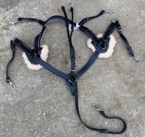 Full Horse 5 Punkt englischer Brustpanzer schwarzes Leder mit elastischer und blauer Polsterung - Bild 1 von 3