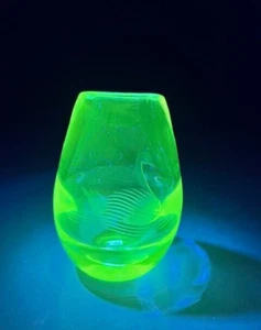 KOSTA BODA Clear Etched Swan Art Glass Bud Vase Made in Sweden - Picture 1 of 17