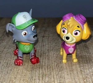 Paw Patrol Skye Action Pack Modellino Cucciolo con Zaino Jet Pack e Rocky - Foto 1 di 7