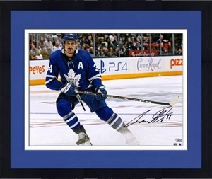 Framed Auston Matthews Toronto Maple Leafs Signed 16x20 Jersey Stopping Photo - Picture 1 of 1