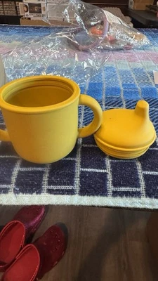 Taza de silicona a prueba de derrames Qriousito. Color Amarillo Nuevo En Caja Nunca Usado Foto 1 de 3