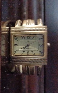 Reloj pulsera de cuarzo con puño abierto tono dorado Premiere Designs para mujer - Funciona muy bien. - Imagen 1 de 10