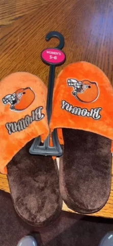 Womens Cleveland Browns slippers size 5/6 Cover
